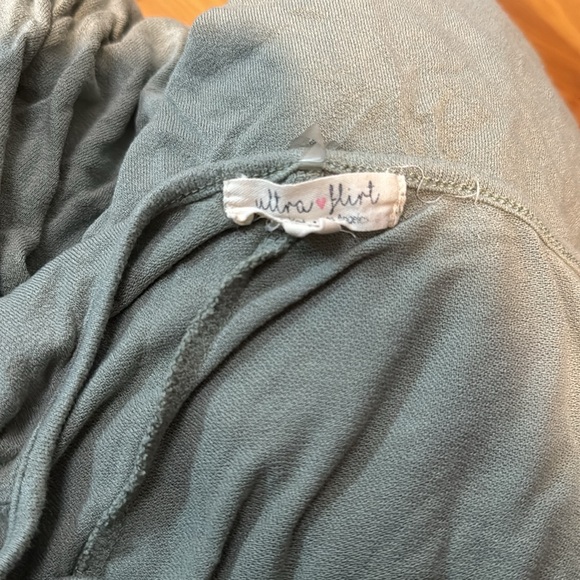 Ultra Flirt Women’s Green Plunge Neck Short Sz sleeve Flowy Top Sz M - Picture 4 of 5